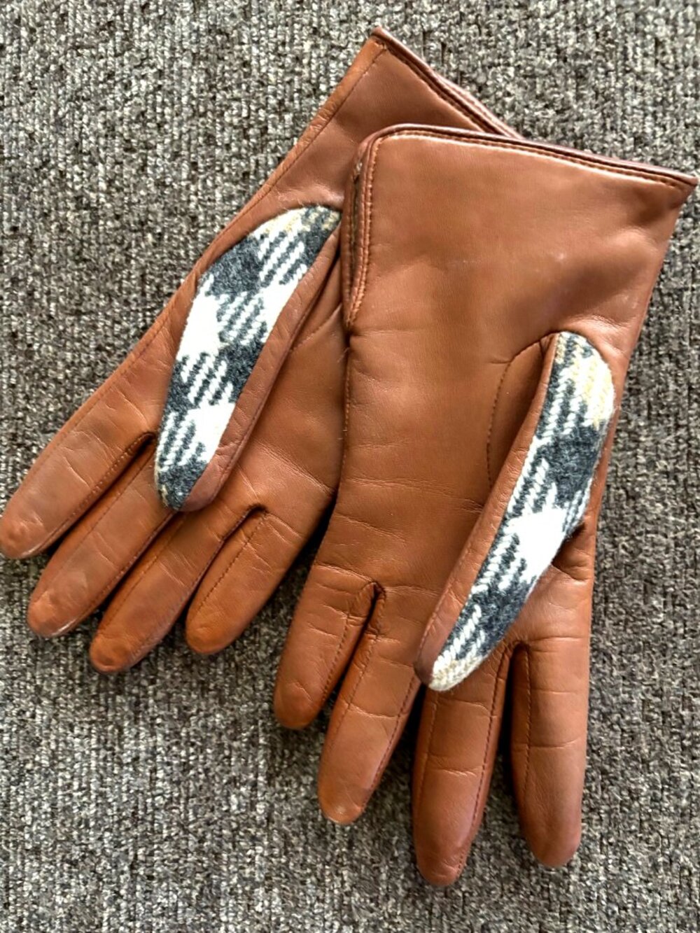 BURBERRY ICONIC PLAID Pattern 100% WOOL, LEATHER, CASHMERE Womens Gloves -Lined - Picture 7 of 16